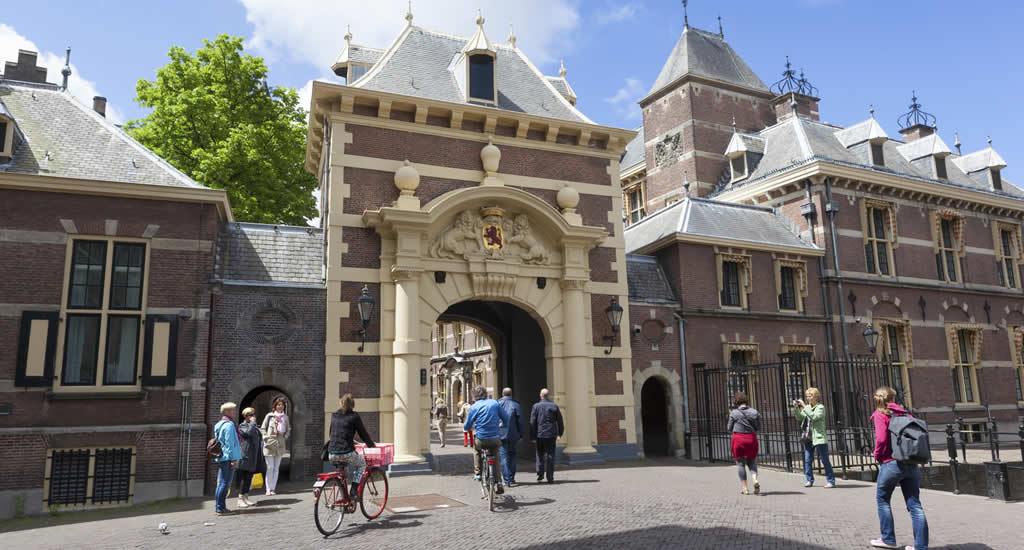 Rondleiding in het Binnenhof, foto met dan aan Den Haag Marketing/Jurjen Drenth | Mooistestedentrips.nl